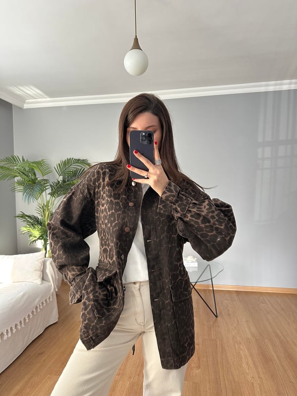 Volaen Chic Leopard Print Oversized Button-Down Cotton Jacket with Belt