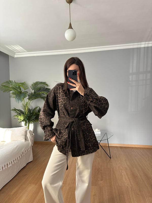 Volaen Chic Leopard Print Oversized Button-Down Cotton Jacket with Belt