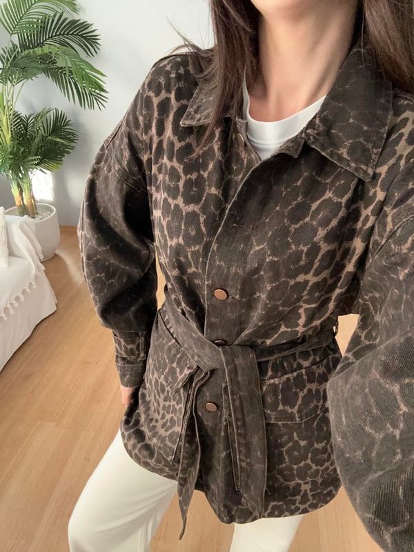 Volaen Chic Leopard Print Oversized Button-Down Cotton Jacket with Belt
