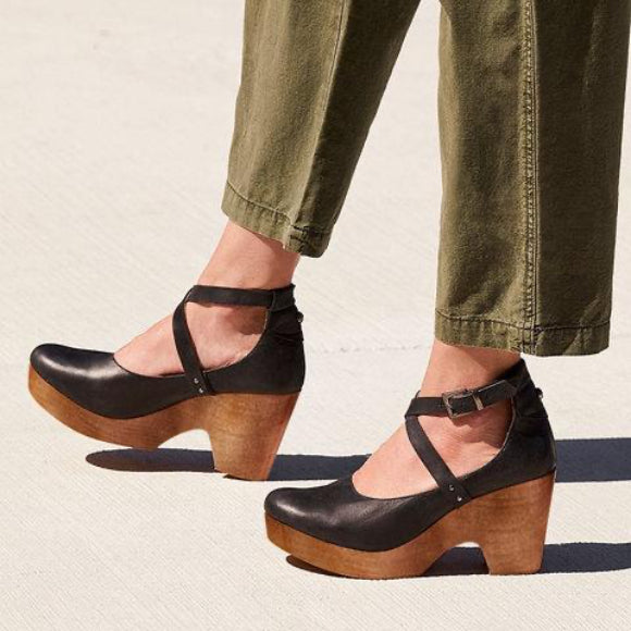 https://cdn.shopify.com/s/files/1/0817/1559/3542/products/slip-on-artificial-leather-round-toe-sandals-sandals-pavacat-us55label-size-35-black-259181_e85766ea-52f7-456d-9732-d401f7b0e6d0.jpg?v=1710068534